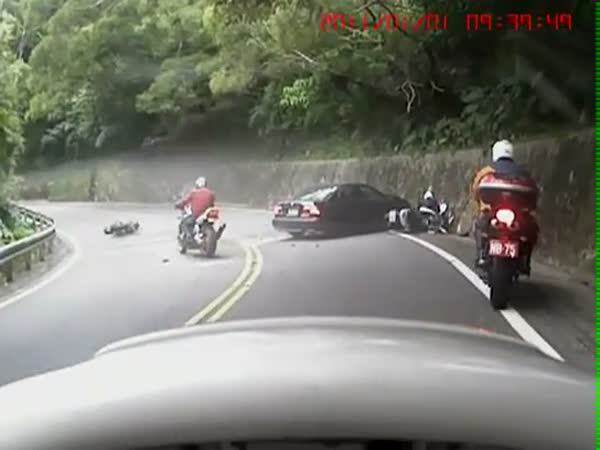 Idiot - Auto sráží 2 motorkáře