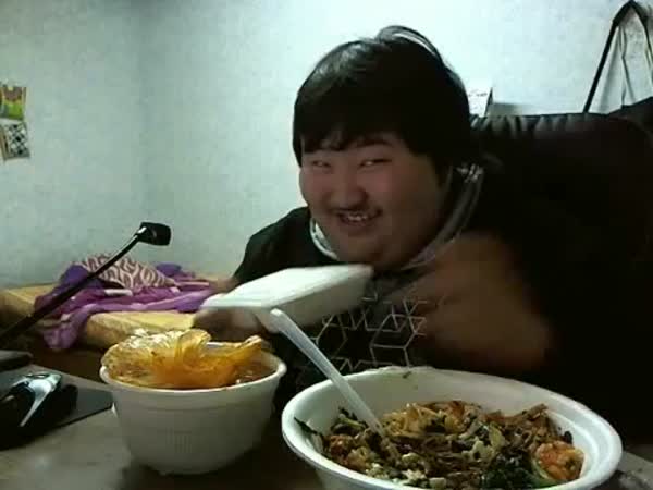 Korejec má strašnou radost z jídla