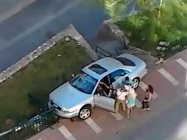 Řidič zničí své vlastní auto