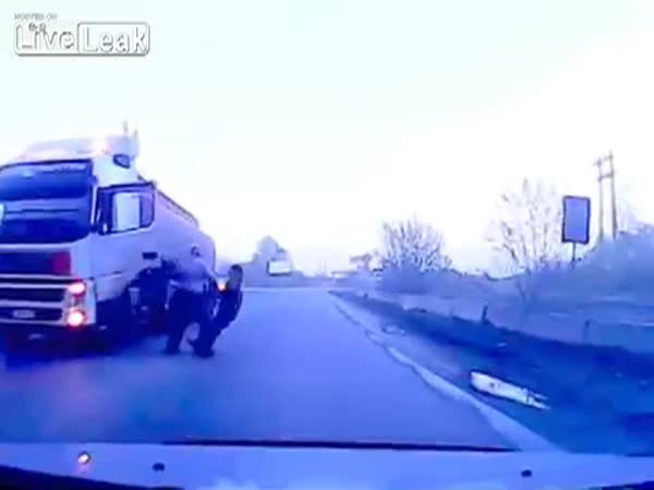 Ruský řidič kamionu se s votravama nepáře