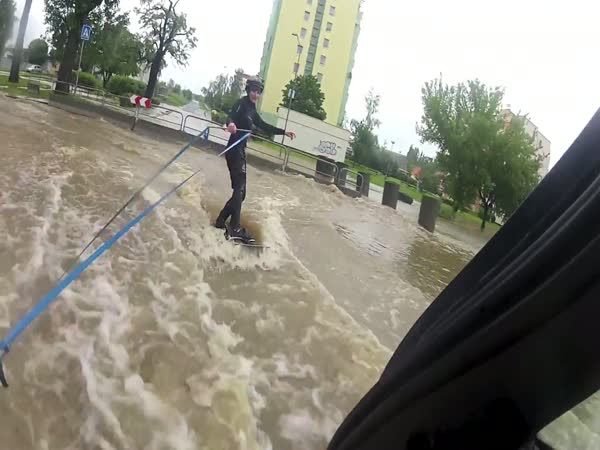 Povodně 2013 - wakeboarding na sídlišti