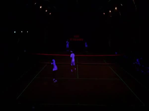 Hvězdná světelná tenisová exhibice