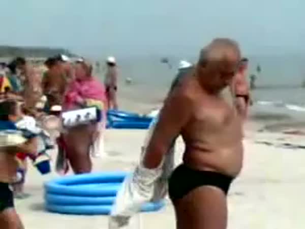 Opilý Rus na pláži