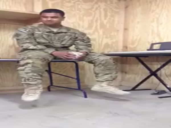 Voják zpívá Rihannu