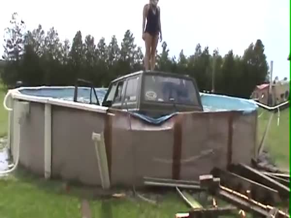 Jeep vs. bazén