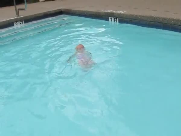 Neuvěřitelná batolecí plavkyně