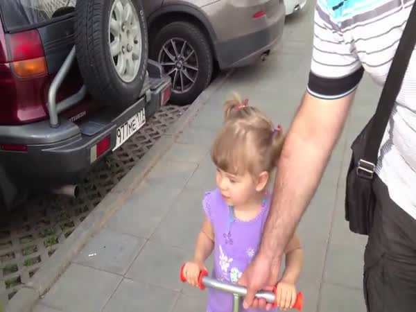 Malá holčička poznává automobily