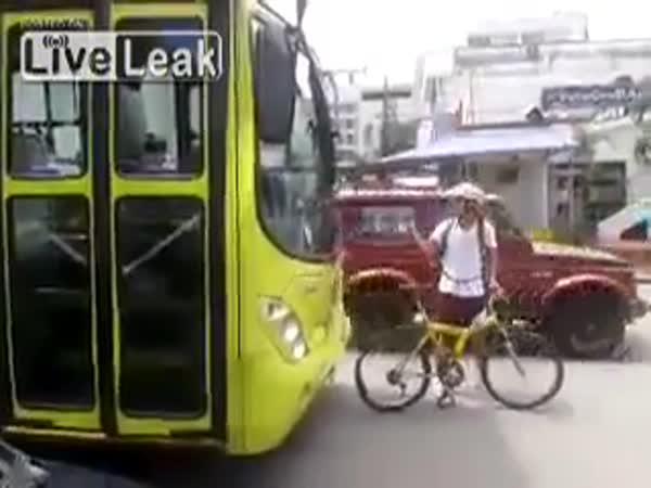 Blbec - cyklista vybržďuje autobus