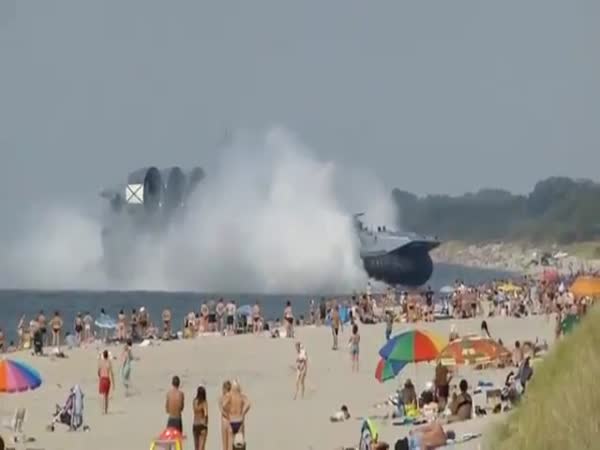 Ruské námořní vznášedlo na pláži