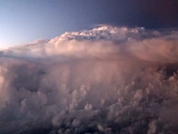 Pohled na bouři z letadla