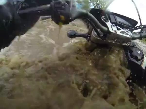 Motorkář vs rozbouřená řeka