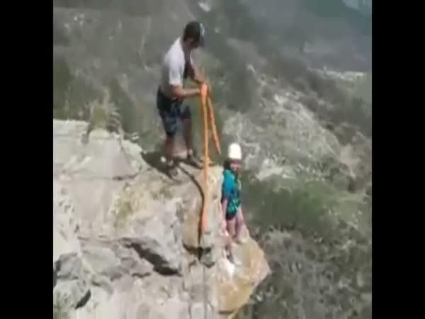 Bungee jumping - Příliš dlouhé lano