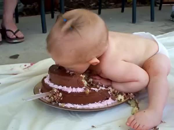 Batole jí svůj první dort