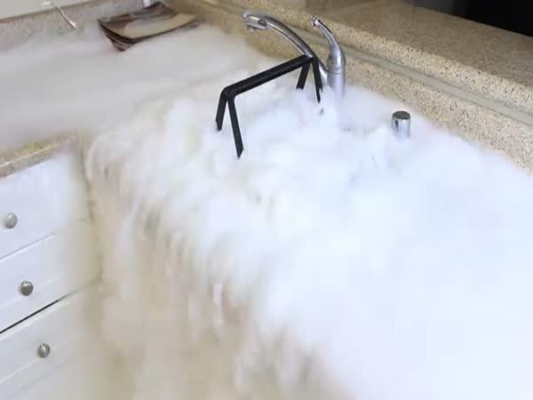 Pokus - Suchý led vs horká voda
