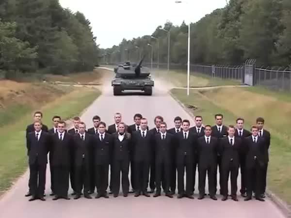 Jak brzdí rozjetý tank