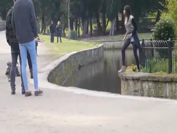 Idiot - Skok přes řeku