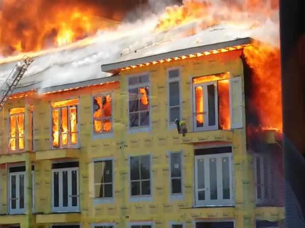 Záchrana dělníka z hořící budovy