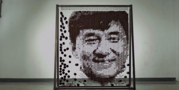 Portrét Jackieho Chana z hůlek