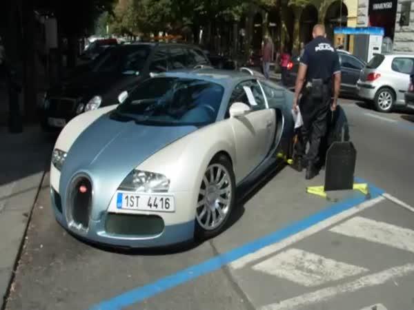 Bugatti Veyron vs. policie
