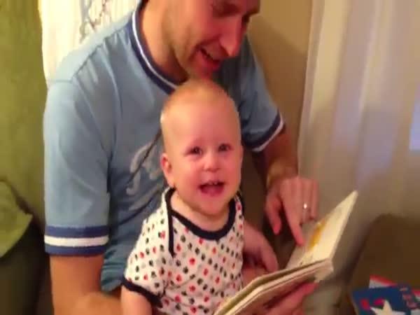 Dítě vidí poprvé knížku