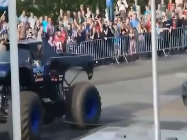 Monster Truck vletěl do diváků