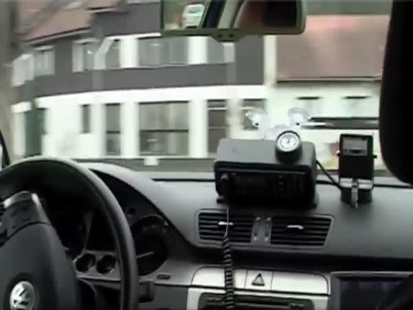 Policejní VW passat lovil řidiče