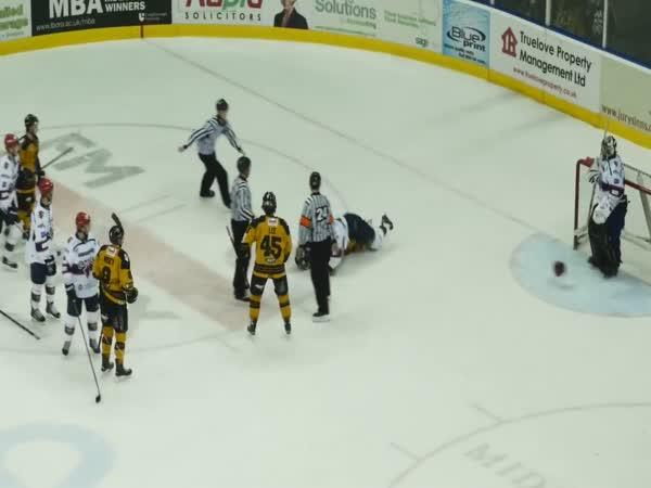     Hokejová bitka s použitím helmy    