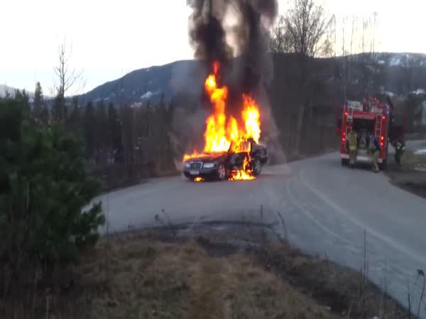 Jedoucí hořící auto