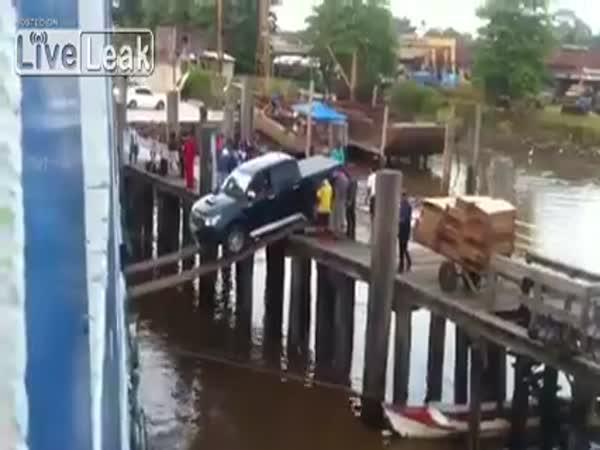 Experti - Jak naložit auto do lodě