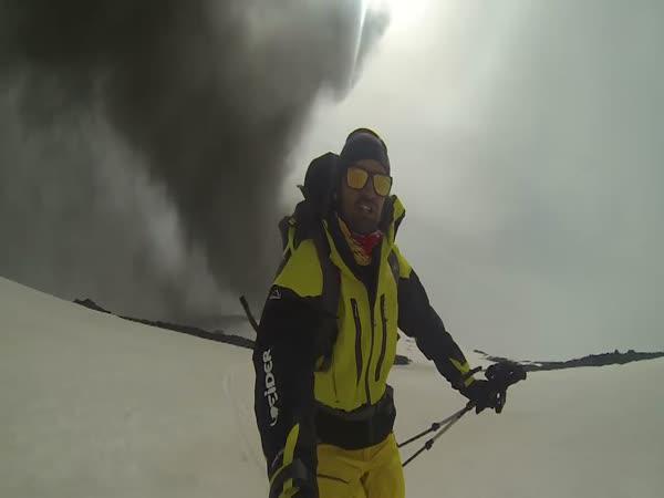 Erupce sopky na lyžařském svahu