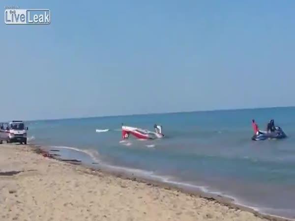 Nouzové přistání pilota na pláži