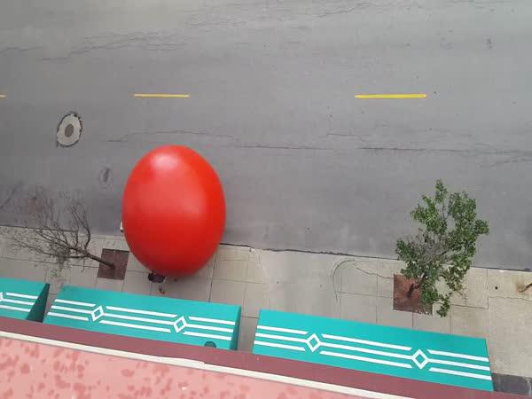 Obří červený míč na ulici