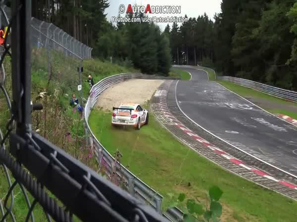 Porsche Cayman GT4 unikl nehodě