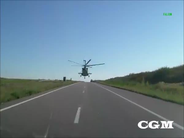 Rusko - Nízký průlet armádního vrtulníku