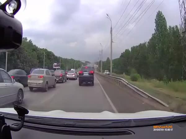 Jak se dostat přes kolonu na silnici
