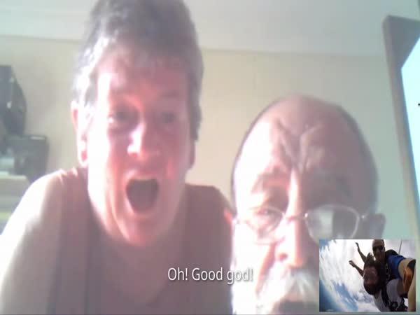 Skypování rodičům během seskoku