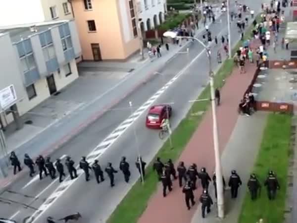 Policejní zásah při nepokojích + vozíčkář