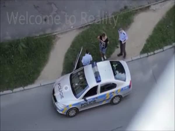 Česká republika - Policie vs. feťačka