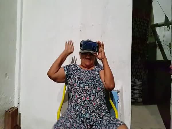 Babička s virtuální realitou