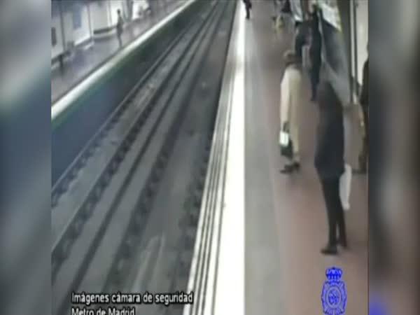Záchrana muže z kolejiště metra