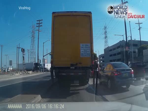 Motorkář vs. řidič na křižovatce