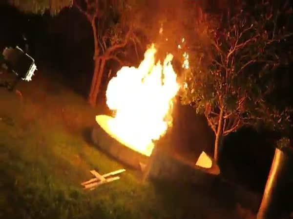 Pokus - 1 000 zapalovačů v ohništi