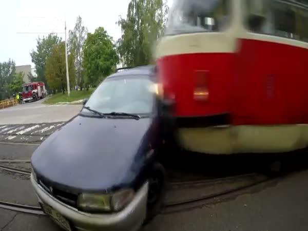 Simulovaná nehoda tramvaje a auta