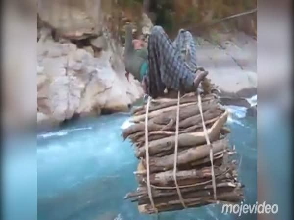Nepálská žena při práci