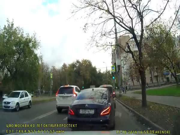 Rusko - Soutěživý řidič Mercedesu