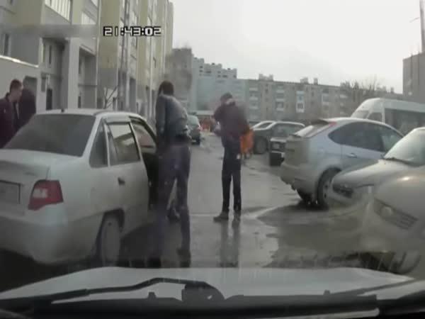 Rusko - rvačka na parkovišti