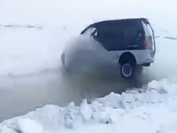 Jak přejet autem přes trhlinu v ledě