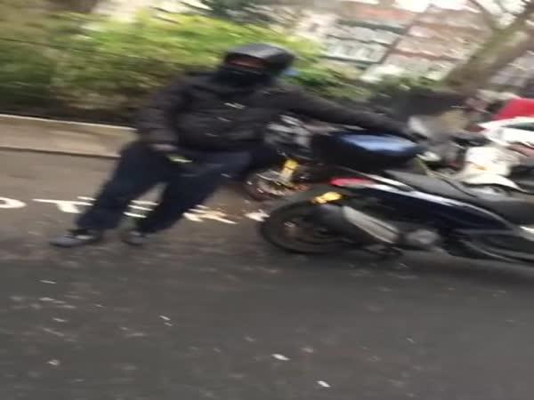 Neúspěšný pokus o krádež motorky