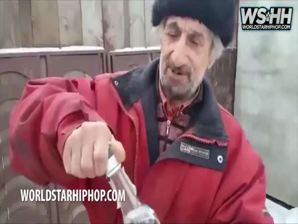 Ruský děda snídá 3 lahve vodky