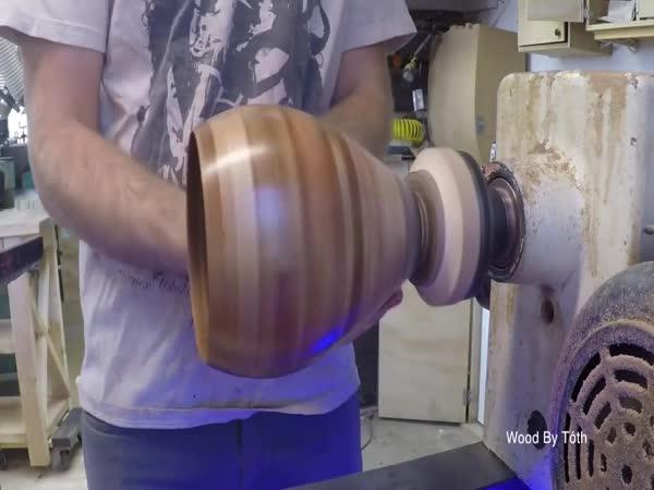Výroba vázy ze třiceti druhů dřeva